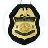 Pour les enfants, faire semblant de jouer un insigne NYPD avec un badge de police en chaîne en chaîne