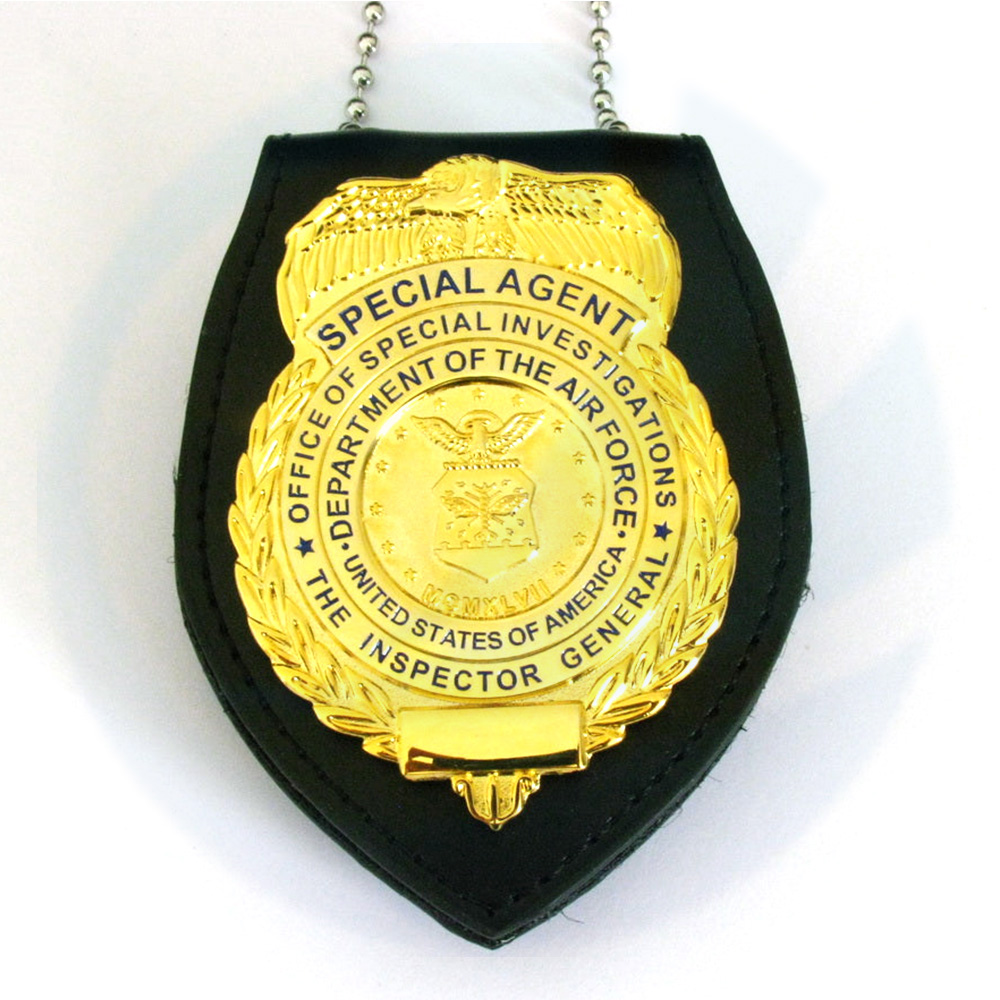 Pour les enfants, faire semblant de jouer un insigne NYPD avec un badge de police en chaîne en chaîne