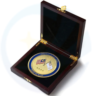 Fabriqué en usine Personnaliser 360 degrés Rotation Coin Médaillon en métal plaqué en or Médaillon Émail malaisie Logo Souvenir Coin avec boîte en bois