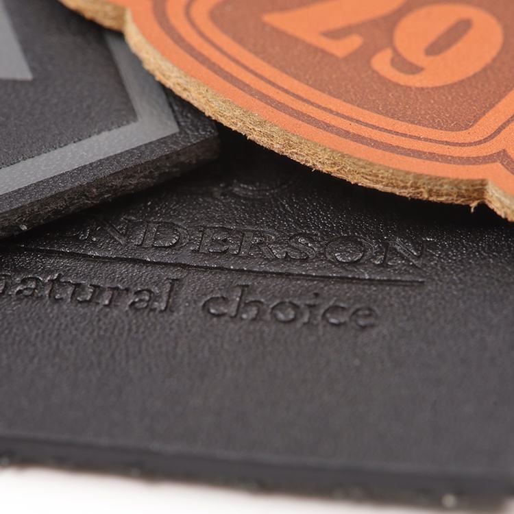 Étiquettes de vêtements de jeans Fabricant logo personnalisé en relief réel véritable plaques en cuir pour chapeaux